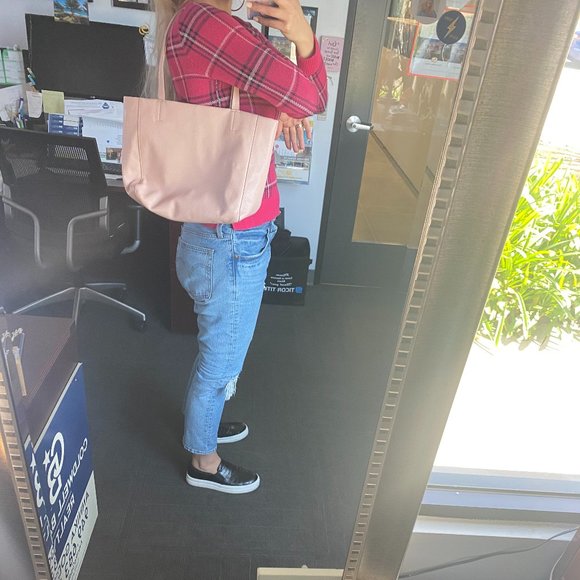 Pink Purse w/ Zipper Enclosures- Perfect for SPRING! 🌷 - Picture 2 of 8